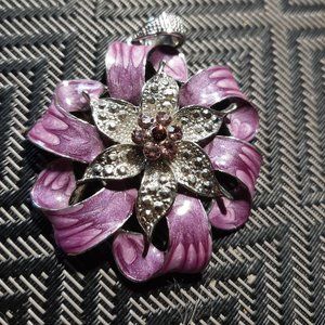 Beautiful vintage ladies pin